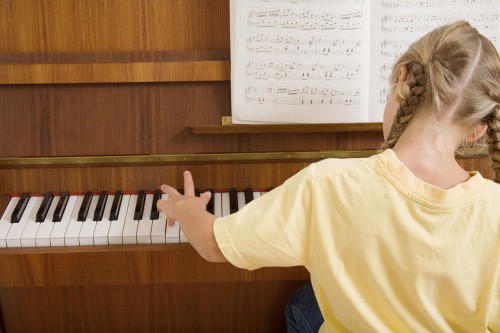 petite fille joue du piano